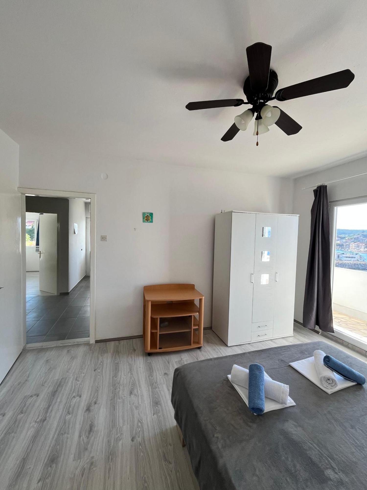 Apartments Peronja Jelsa Seafront Exterior foto